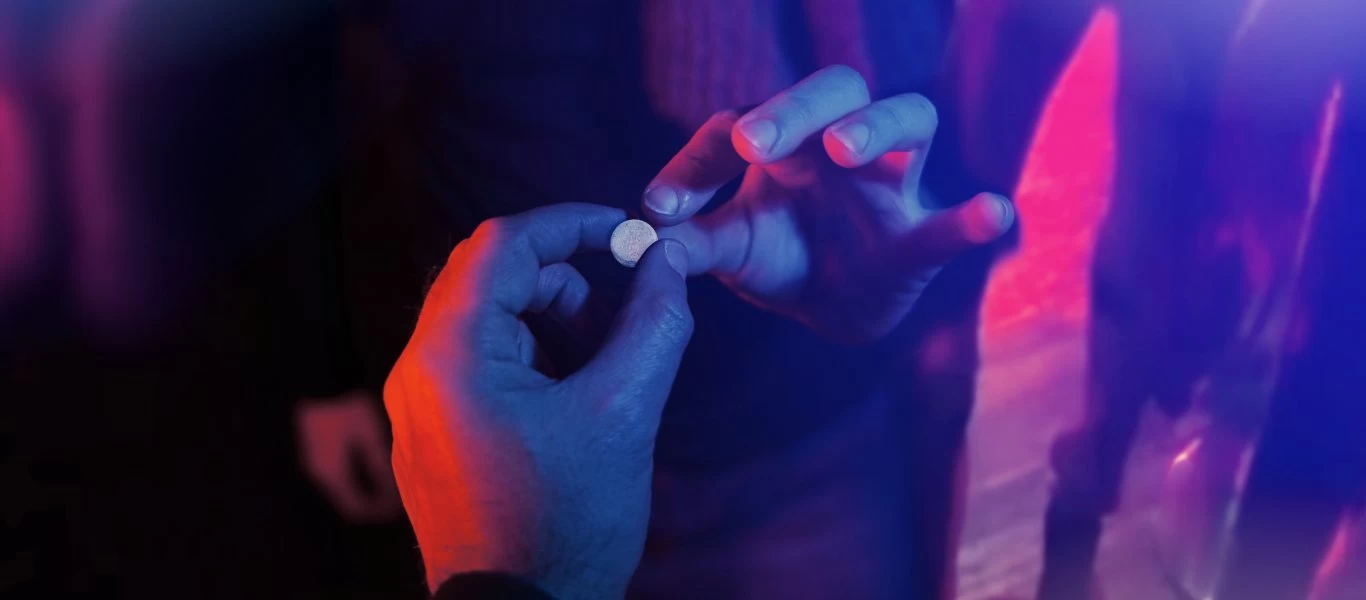 Χημικό σeξ: Η νέα μόδα στις «στενές επαφές» - Τι είναι το MDMA - Πώς «απελευθερώνει» ερωτικά τις γυναίκες